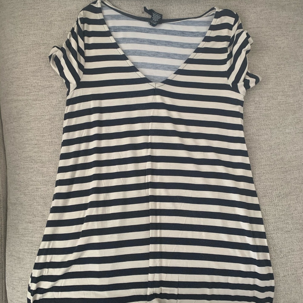 V neck tee Agnes and Dora.